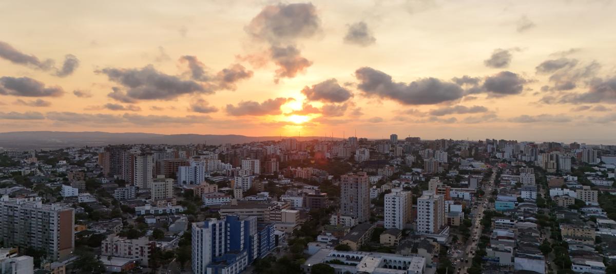 EL TIEMPO: «Barranquilla arde bajo un golpe de calor histórico: temperaturas rozan los 52 grados a la sombra.»
