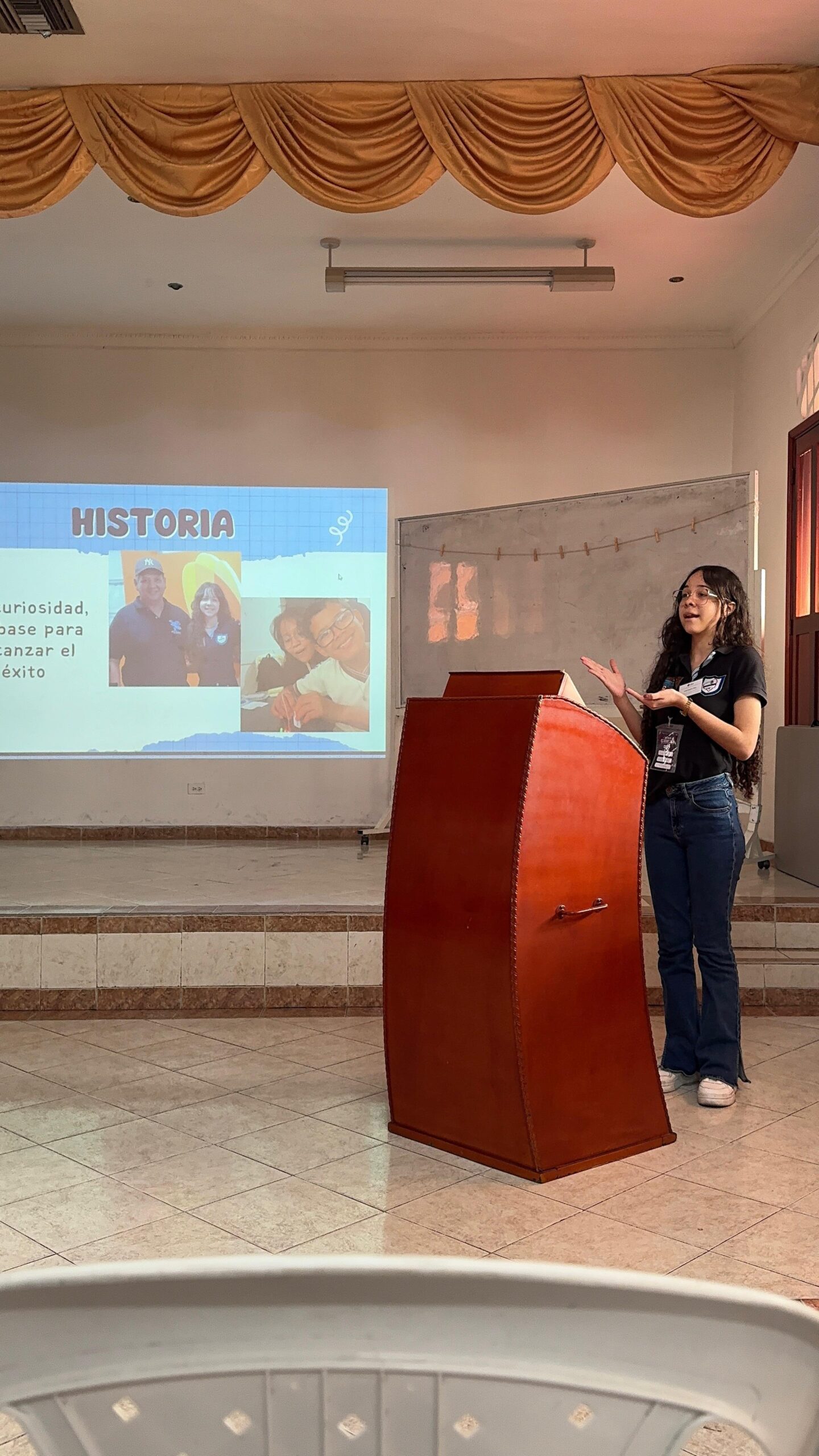 De la Curiosidad al Liderazgo STEM: La Trayectoria Significativa de Saray Caballero en Río ROBOT.